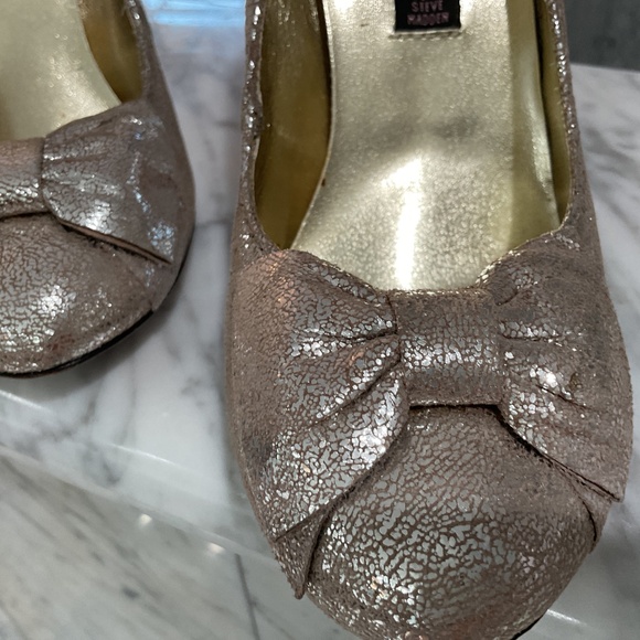 4” metallic women’s high heels. - Picture 3 of 7